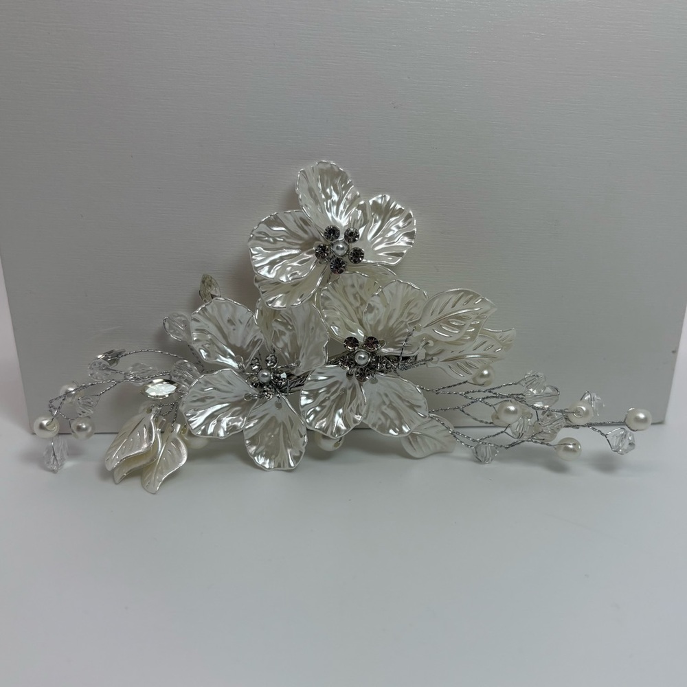 Silver Tone Floral White Flower Petal And Pearl Hair Clip Hair Piece, Brand New